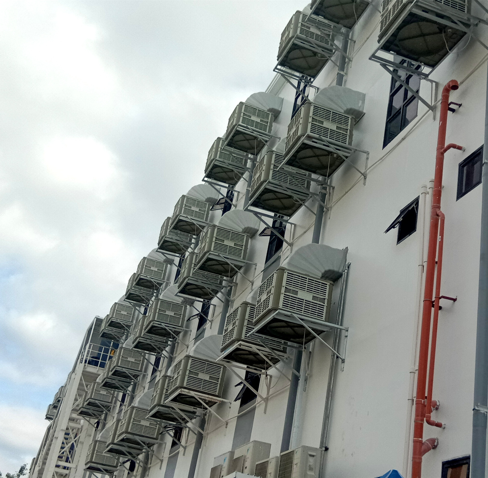 倉庫變身‘恒溫倉庫’！環保空調降溫+通風